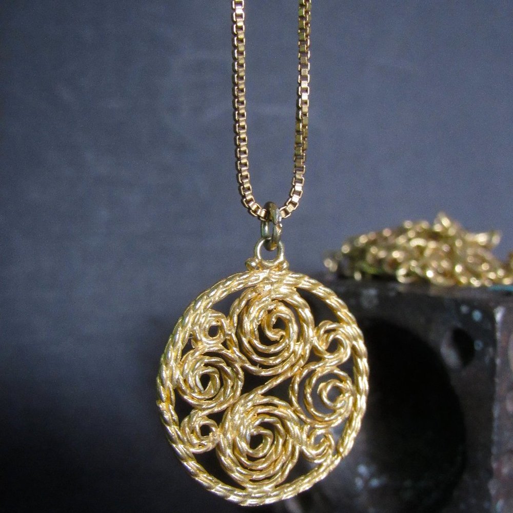 Gold necklace. 14K gold Filigree work necklace.